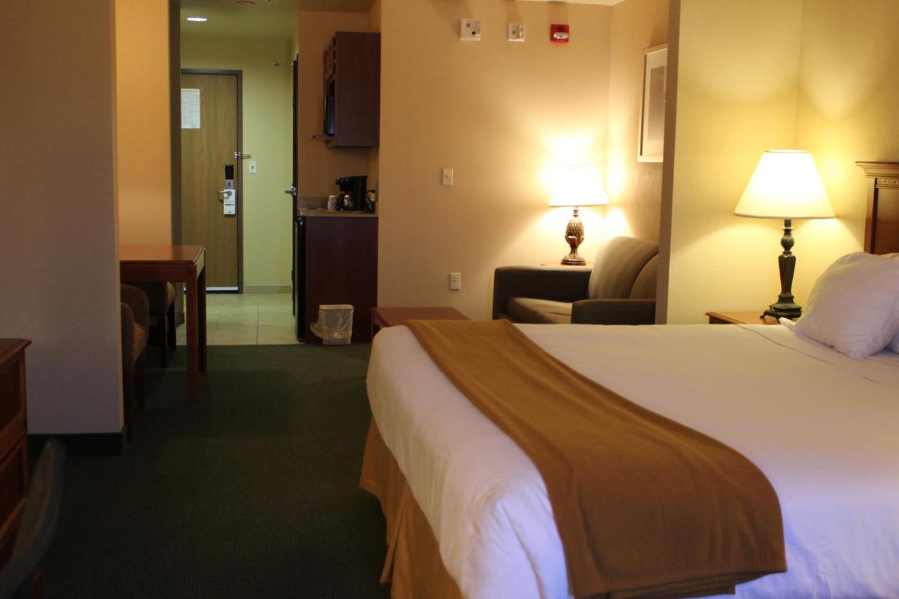King Suite - Non-Smoking at Holiday Inn Express Hotel & Suites Tehachapi by IHG