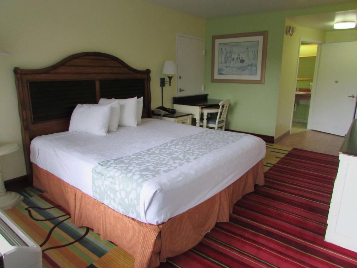 Standard Room with One Double Bed - Disability Access with Tub at Seralago Hotel & Suites Main Gate East