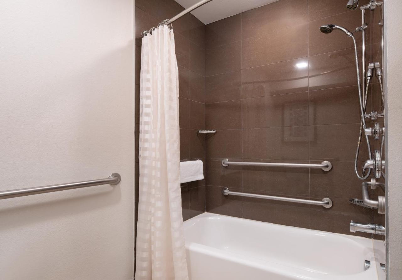 1 Bedroom 1 Queen Disability Access with Tub at HYATT house Denver Tech Center