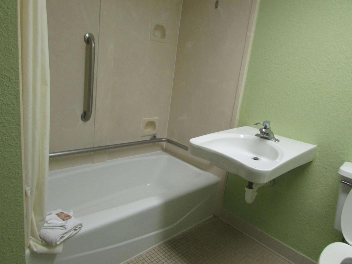 Standard Room with One Double Bed - Disability Access with Tub at Seralago Hotel & Suites Main Gate East