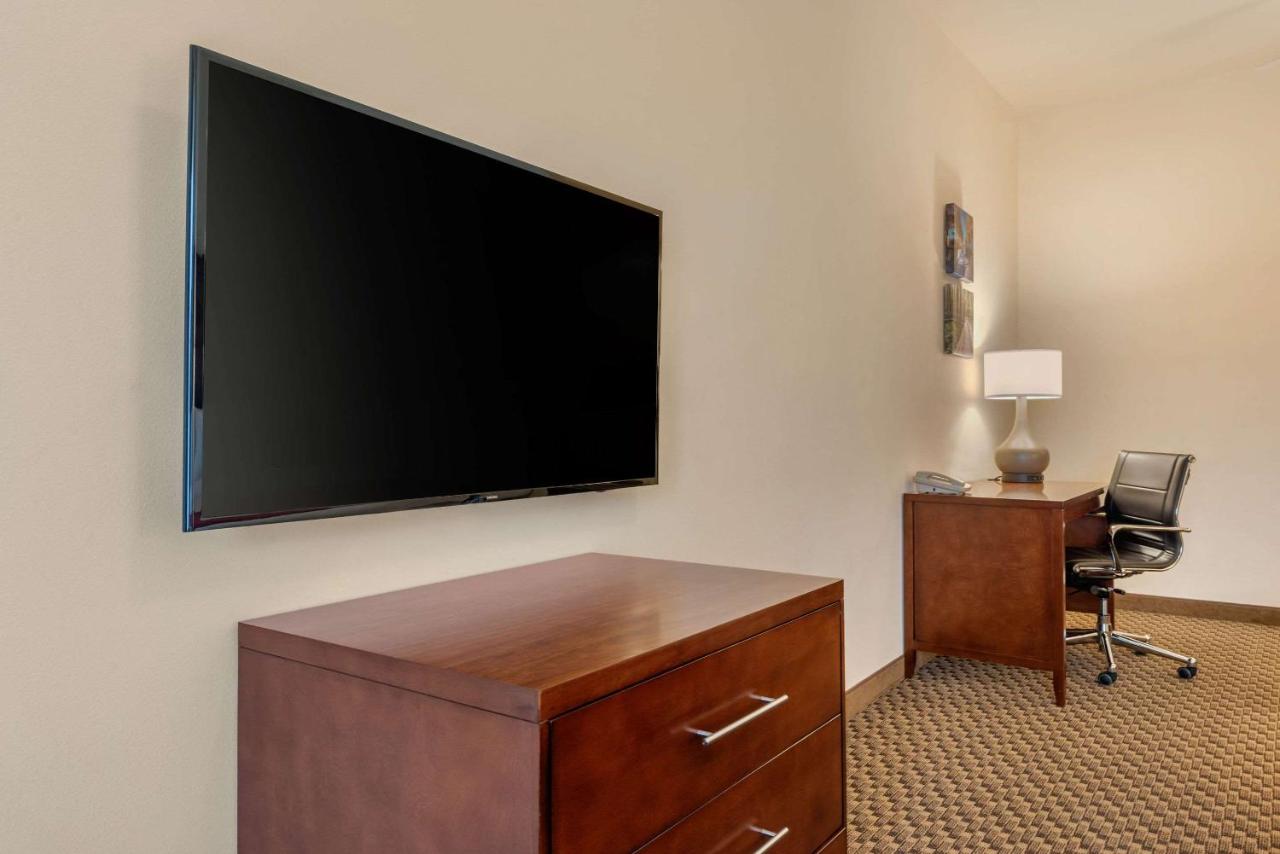 Queen Suite at Comfort Inn & Suites Fort Myers Airport