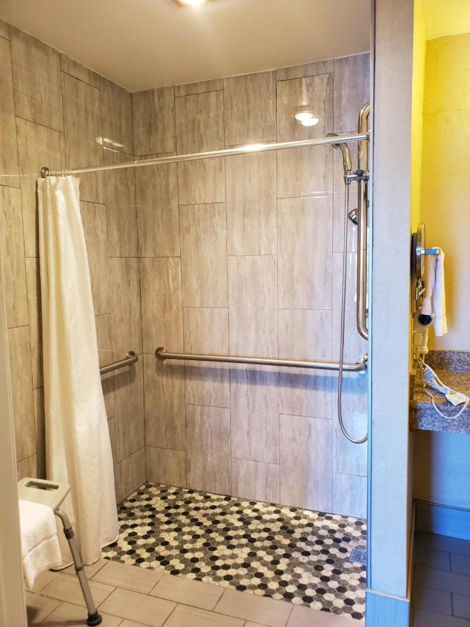 Queen Room - Disability Access at Good Living Inn