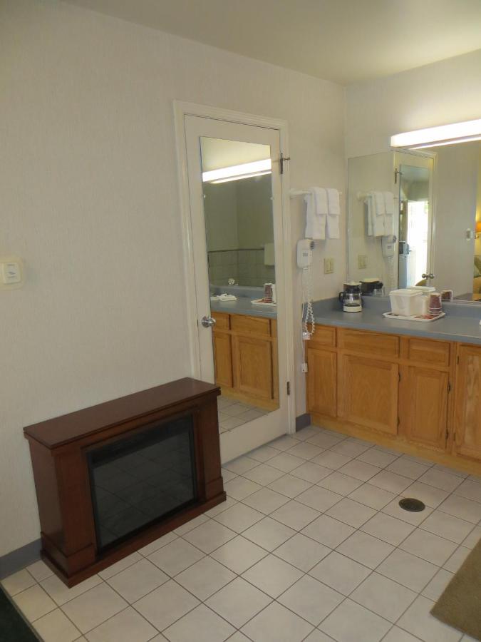 King Room with Spa Bath at Garden Inn and Suites