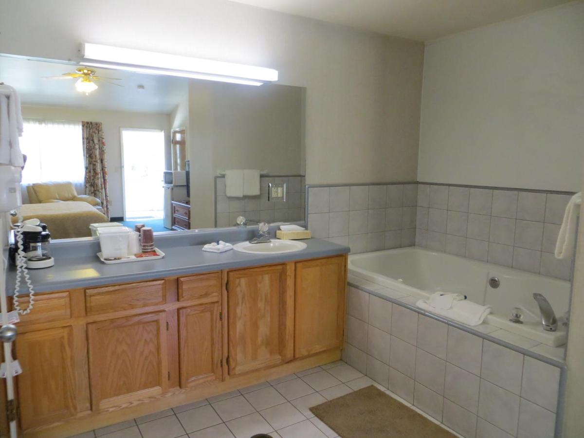King Room with Spa Bath at Garden Inn and Suites