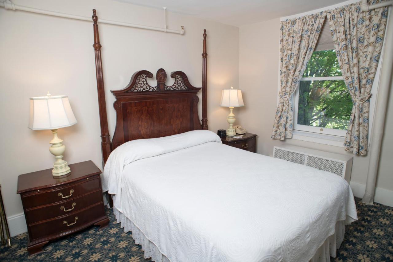 Deluxe Main Inn Room with One Queen Bed at Middlebury Inn