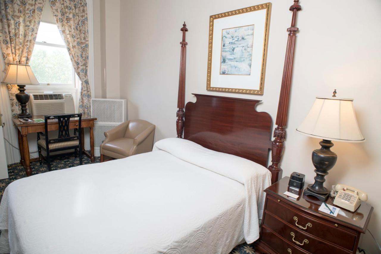 Standard Main Inn Room with One Double Bed at Middlebury Inn