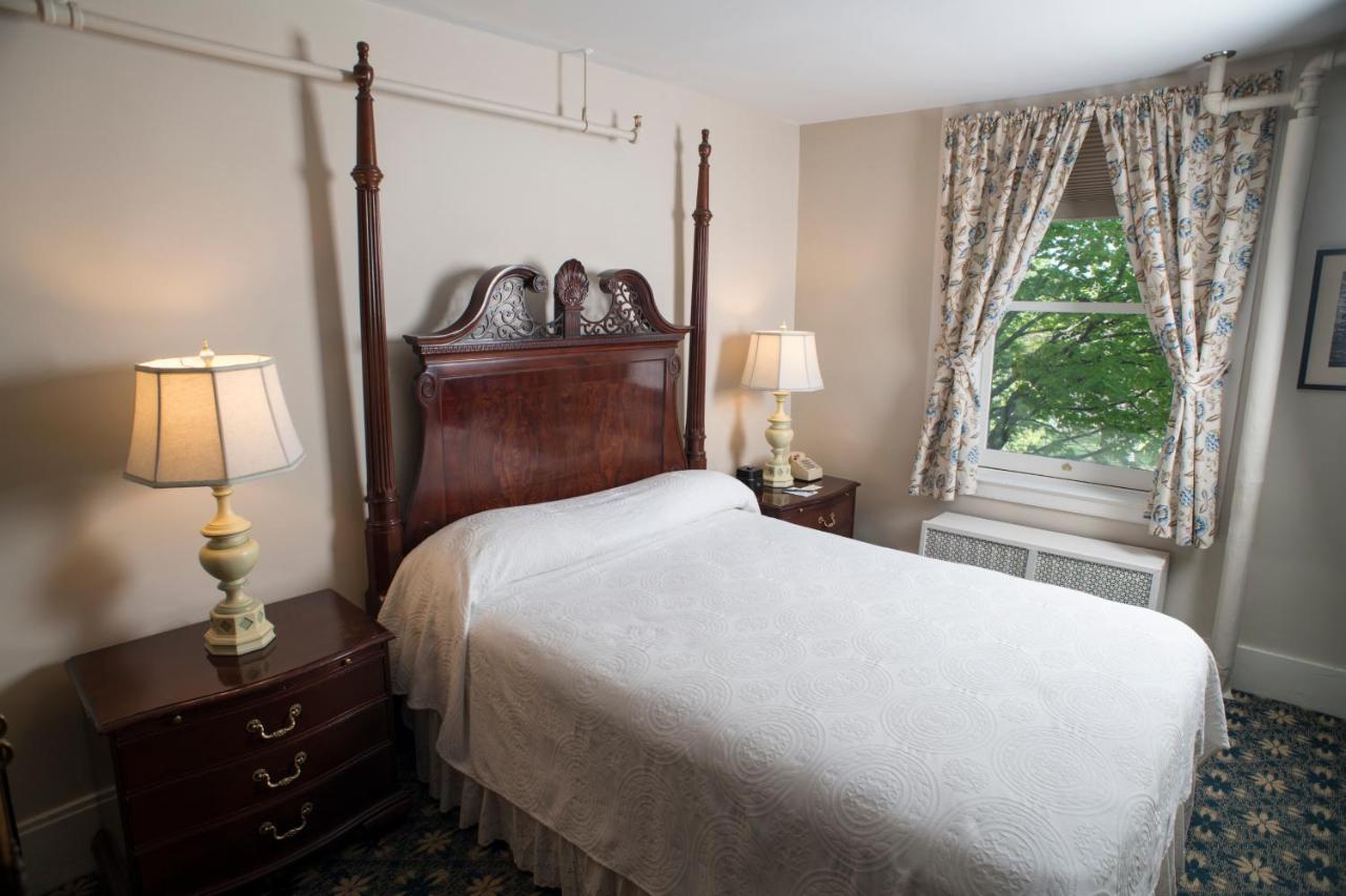 Deluxe Main Inn Room with One Queen Bed at Middlebury Inn