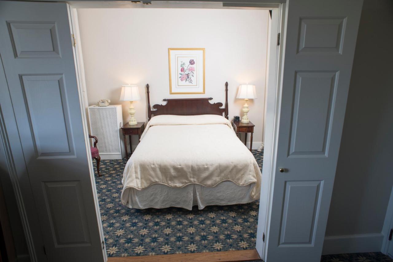 Suite Main Inn with King Bed at Middlebury Inn