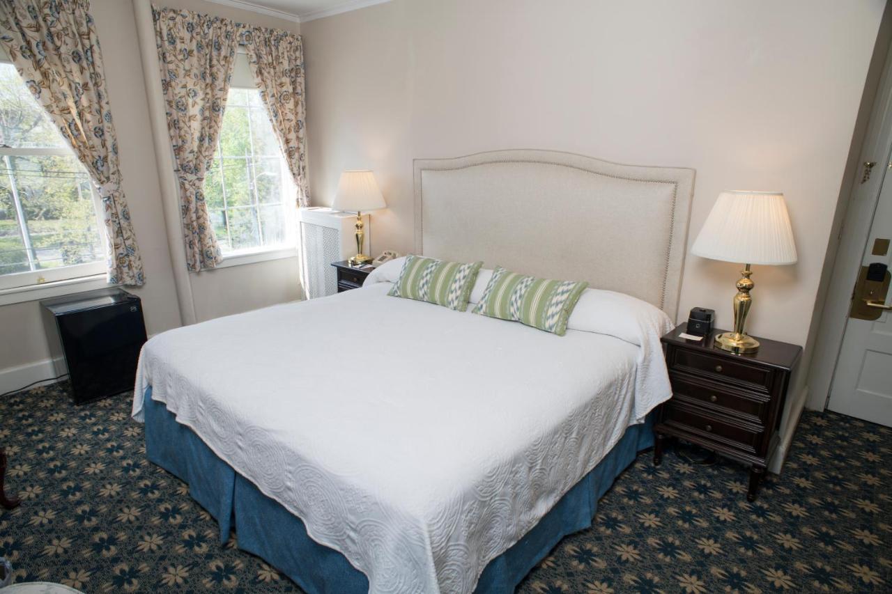 Deluxe Main Inn Room with One King Bed at Middlebury Inn