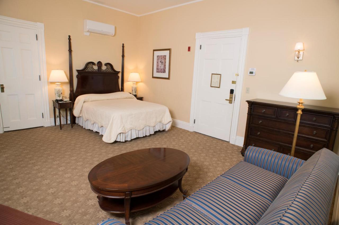 Suite with One Queen Bed at Middlebury Inn