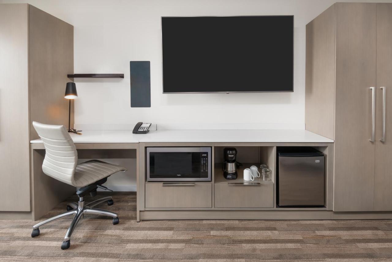King Room with Roll-In Shower - Disability Access at Hyatt House Chicago/West Loop-Fulton Market