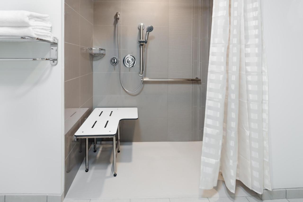 King Room with Roll-In Shower - Disability Access at Hyatt House Chicago/West Loop-Fulton Market