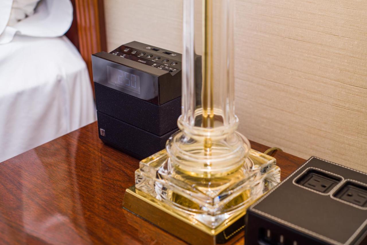 Queen Room - Disability Access at Mayflower Park Hotel