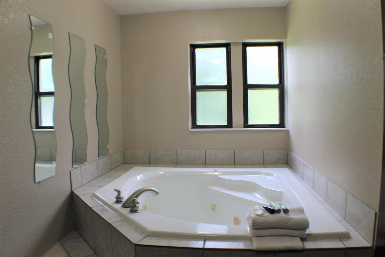 Deluxe King Room at Fabulous Chalet Inn