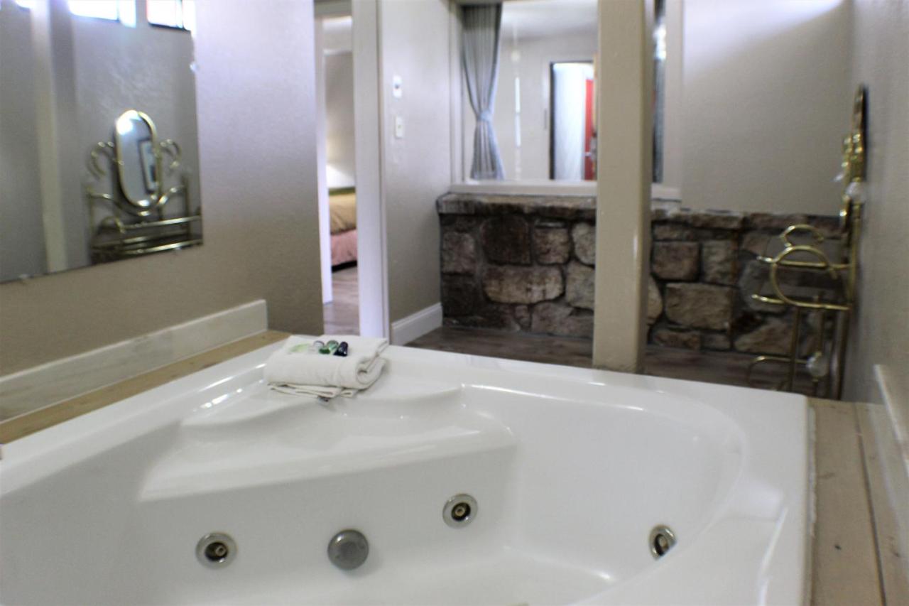 Deluxe Room at Fabulous Chalet Inn