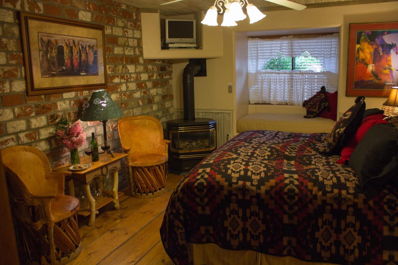 King Studio at Adobe Village Inn