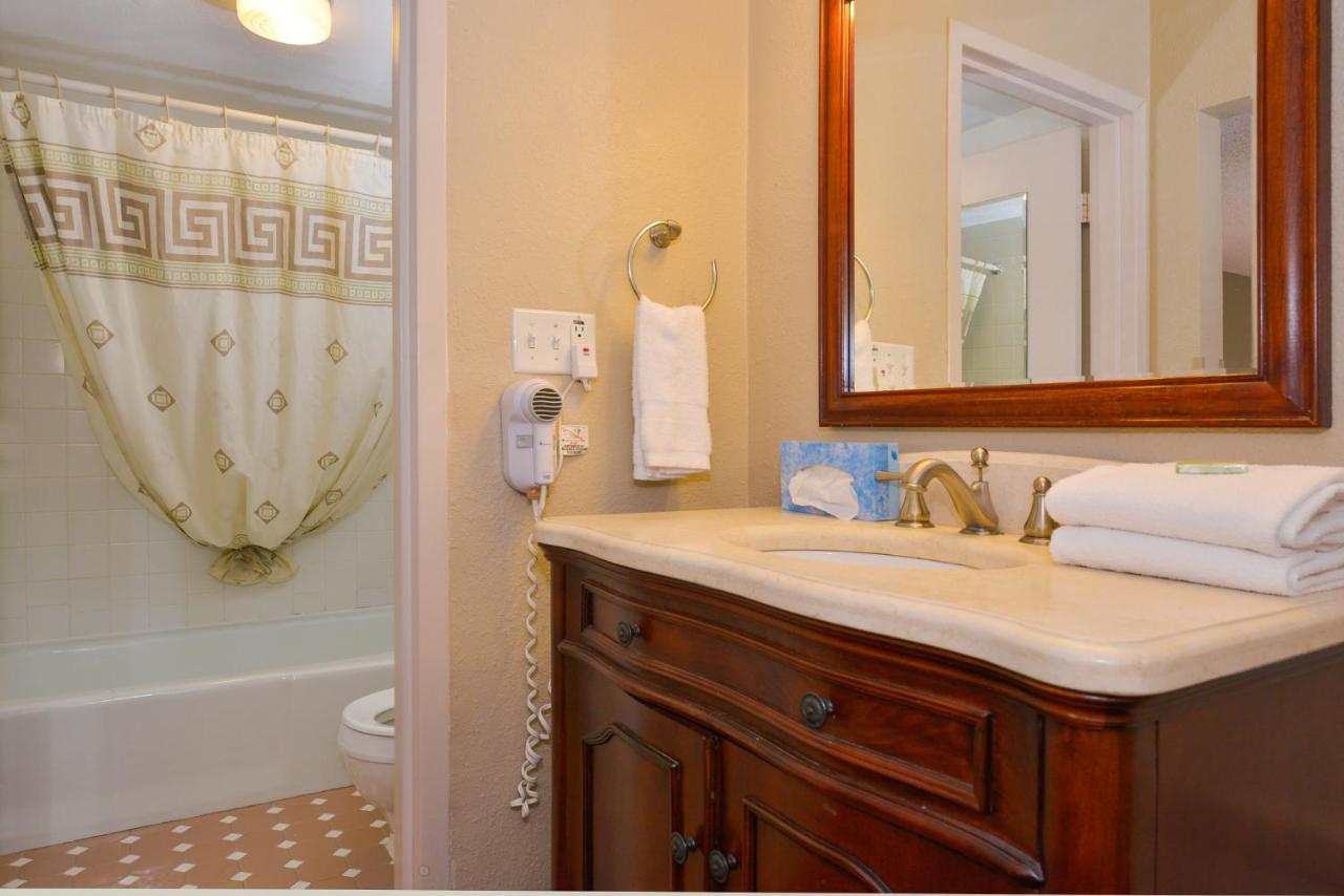 Queen Room with Two Queen Beds at Lamplighter Inn & Suites - North