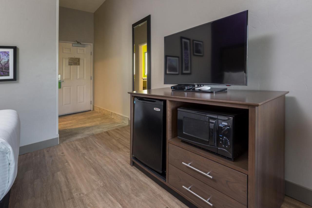 Double Room with Two Double Beds - Mobility Accessible/Non-Smoking at La Quinta Inn & Suites by Wyndham Visalia/Sequoia Gateway