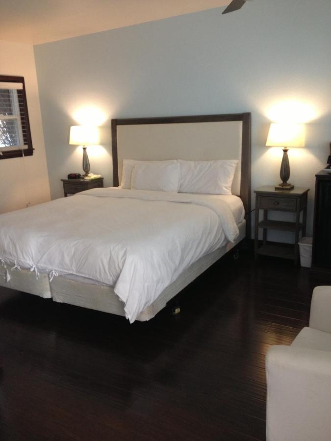 King Room with Balcony at Malibu Country Inn