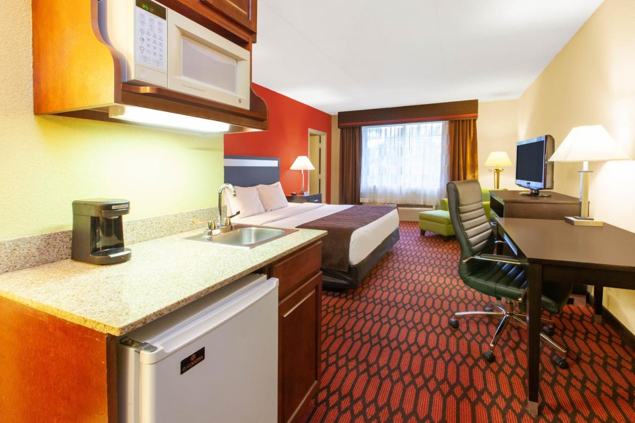 King Suite - Non-Smoking at Baymont by Wyndham Harrisburg
