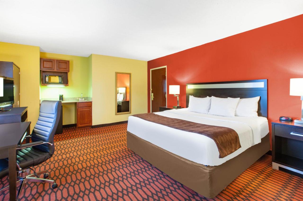 Deluxe King Room - Mobility Access/Non-Smoking at Baymont by Wyndham Harrisburg