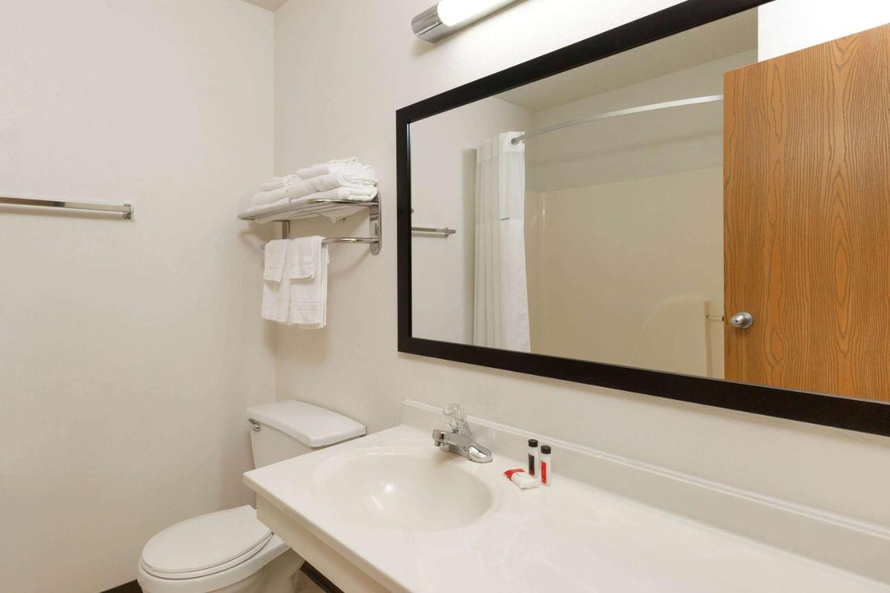 Queen Room - Disability Access/Non-Smoking at Super 8 by Wyndham Storm Lake
