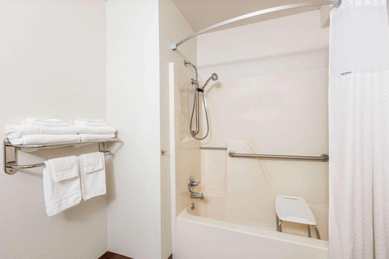 Queen Room - Disability Access/Non-Smoking at Super 8 by Wyndham Storm Lake