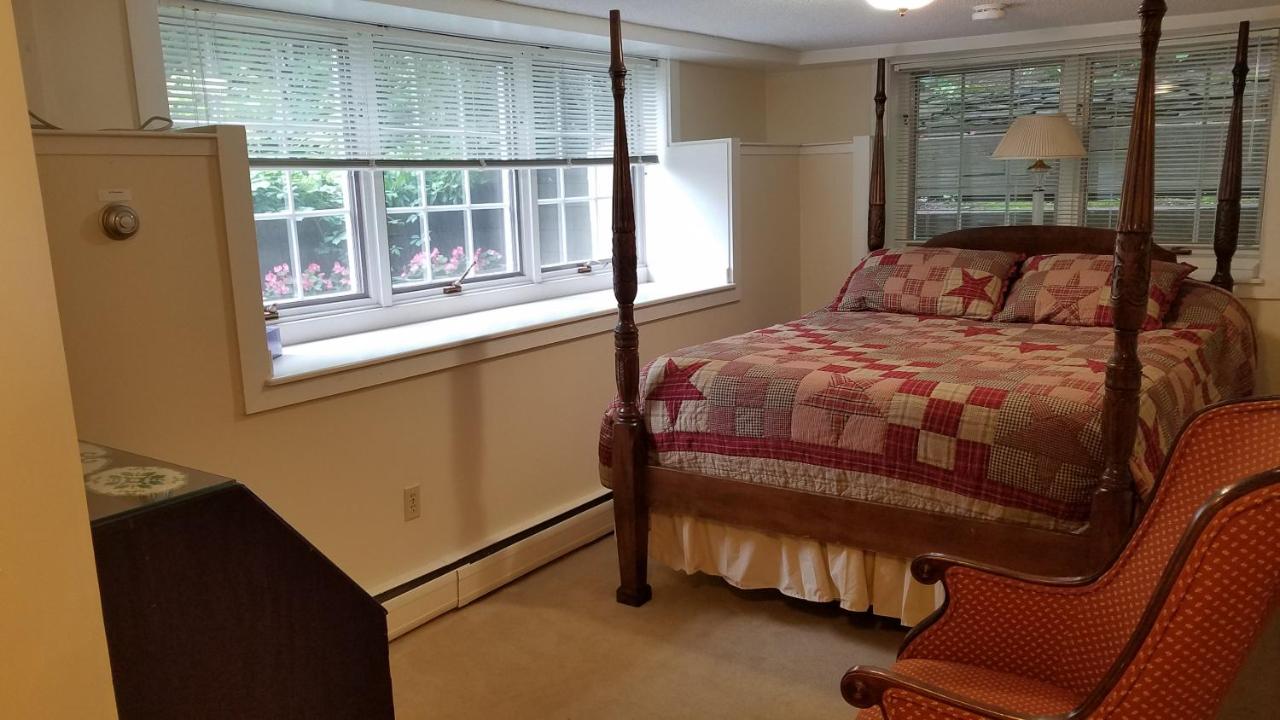 Deluxe Queen Room at 1860 House Inn and Vacation Rental Home