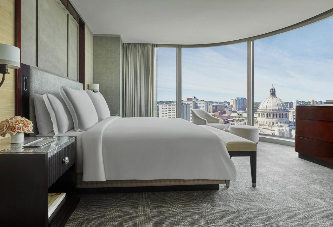 Back Bay Corner King Suite - Accessible at Four Seasons Hotel One Dalton Street, Boston