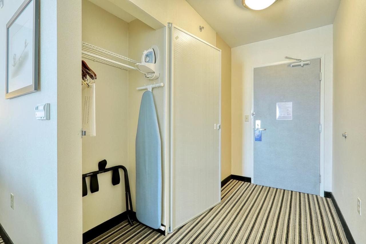 Queen Room with Two Queen Beds - Non Smoking at Holiday Inn Express Hotel & Suites Batavia - Darien Lake by IHG