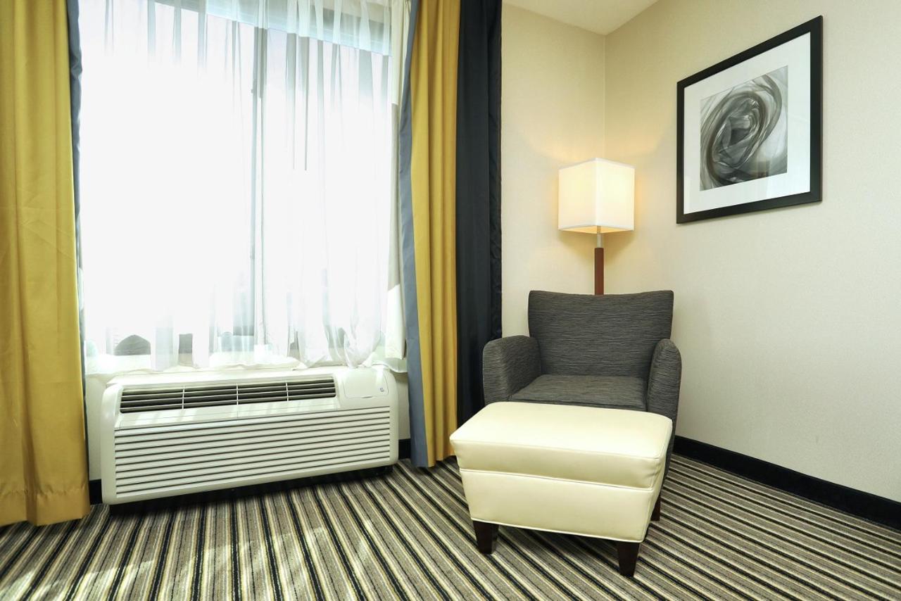 Queen Room with Two Queen Beds - Non Smoking at Holiday Inn Express Hotel & Suites Batavia - Darien Lake by IHG