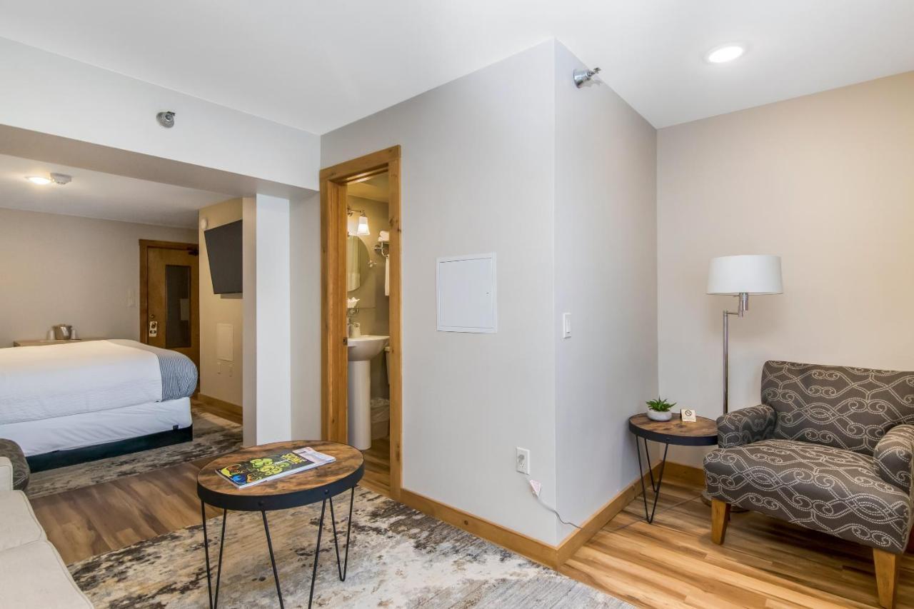 One King Suite at Grey Fox Inn