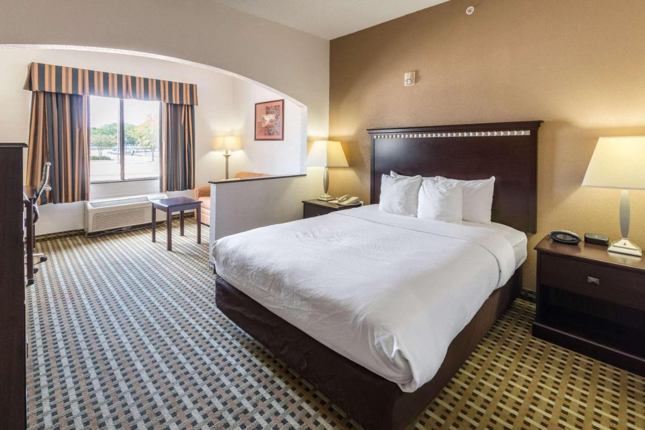Queen Suite - Non-Smoking at Quality Suites Burleson - Ft. Worth