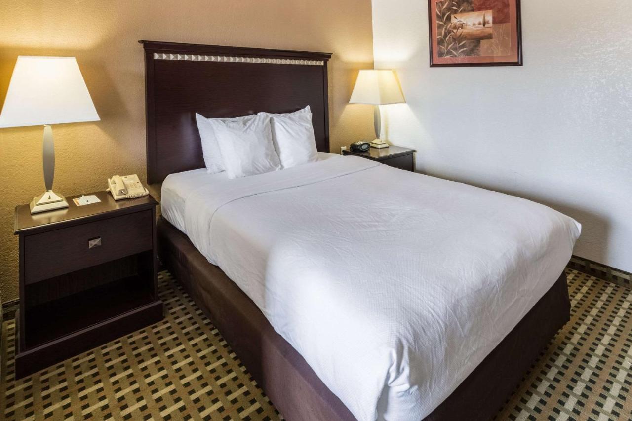 Queen Suite - Non-Smoking at Quality Suites Burleson - Ft. Worth