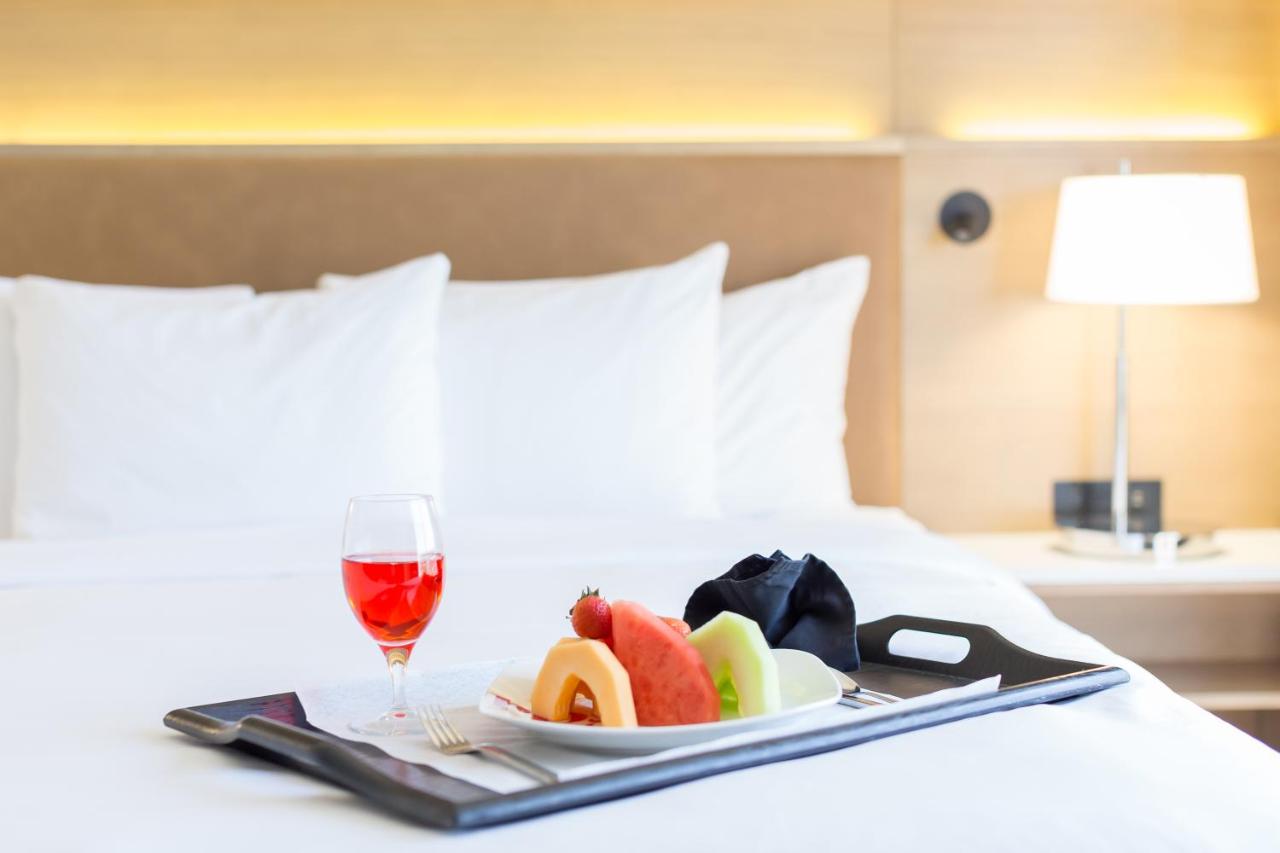 Business King Room at Radisson Hotel Phoenix Airport