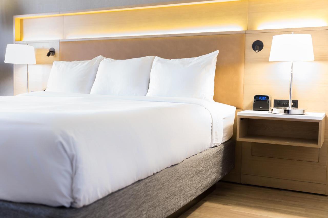 Business King Room at Radisson Hotel Phoenix Airport