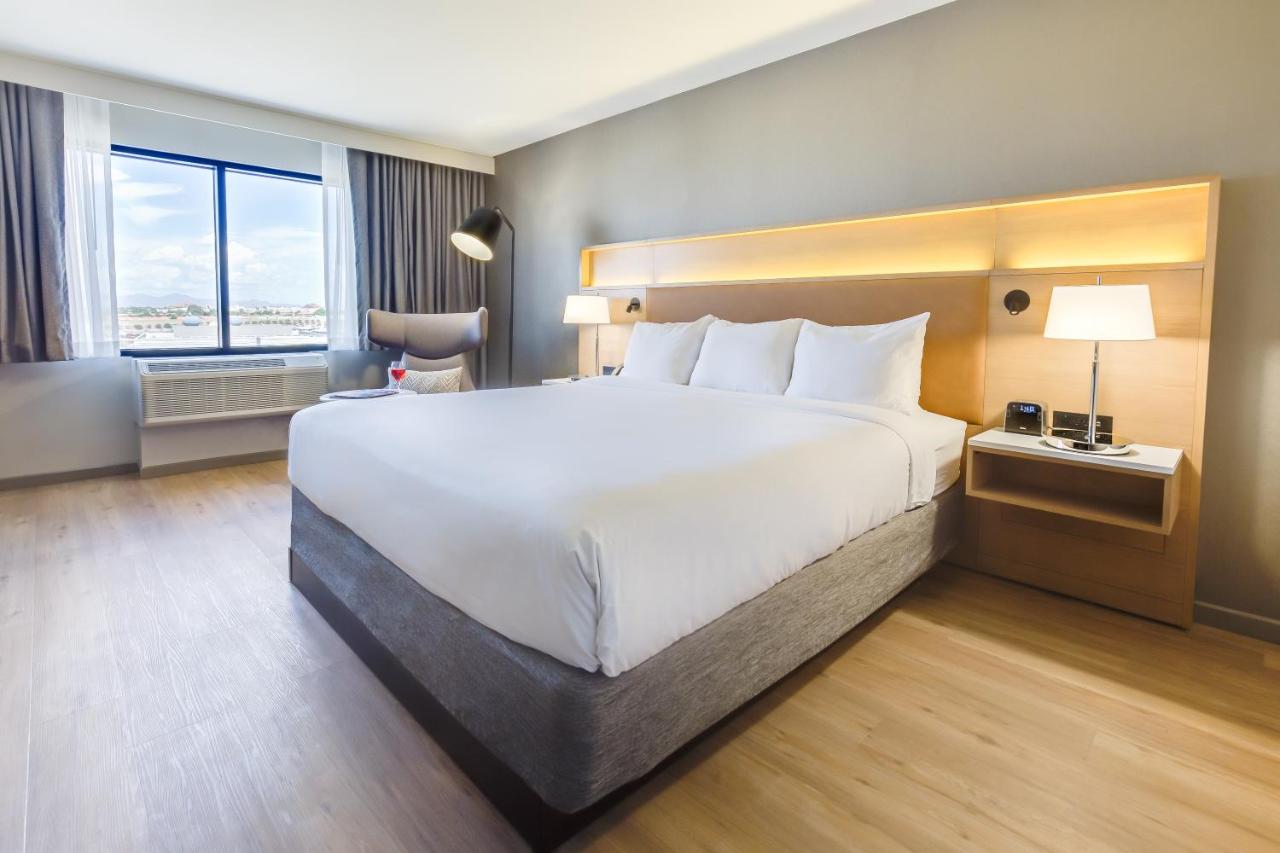 King Room - Disability Access/Non-Smoking at Radisson Hotel Phoenix Airport