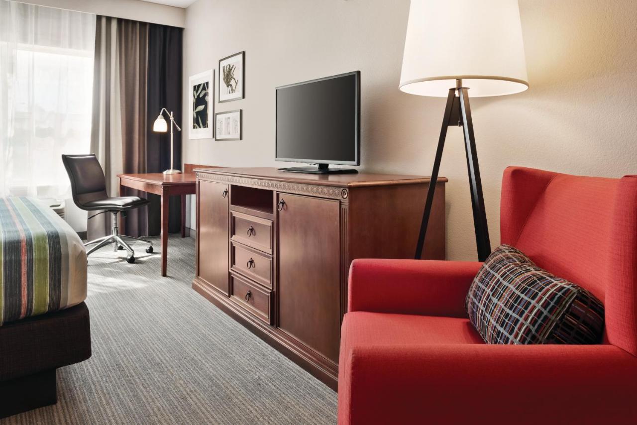 Honeymoon Suite with Whirlpool - Non-Smoking at Country Inn & Suites by Radisson, Marinette, WI