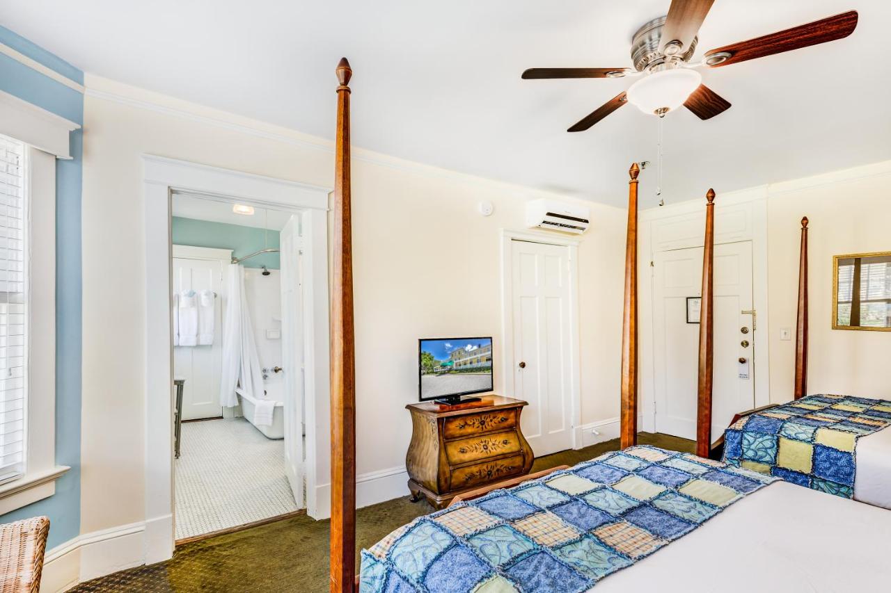 Suite with Two Double Beds at Lakeside Inn