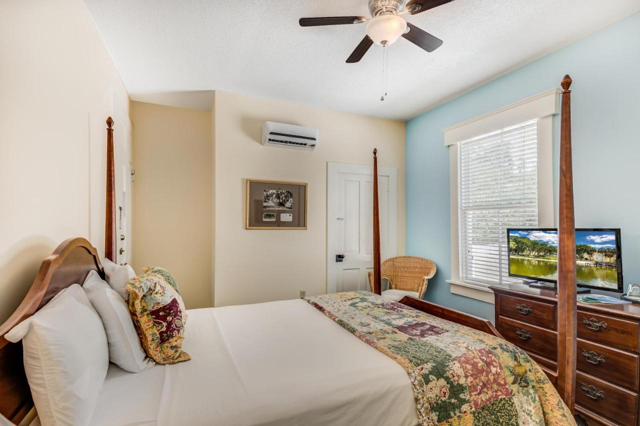 Queen Room at Lakeside Inn
