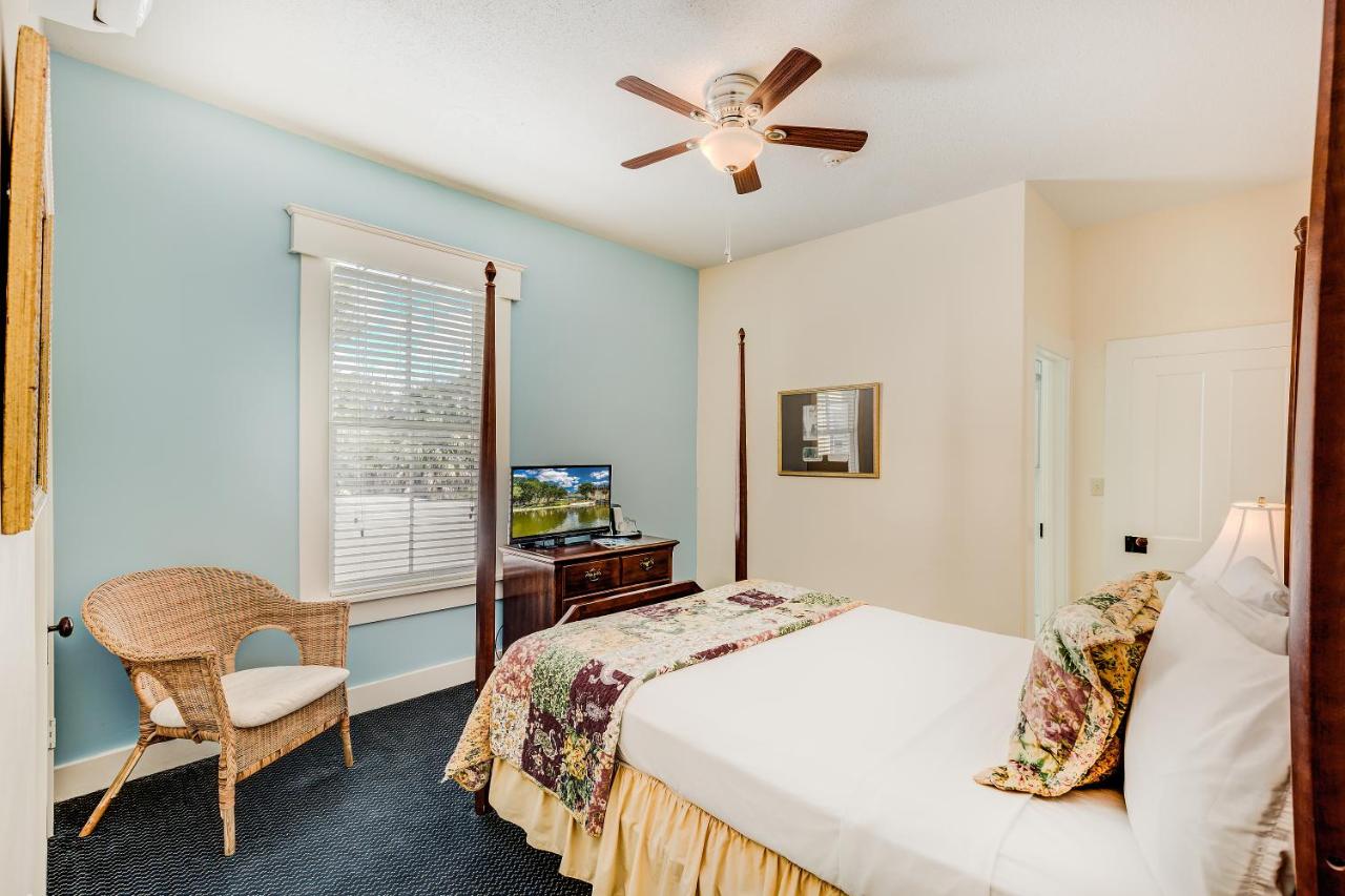 Queen Room at Lakeside Inn