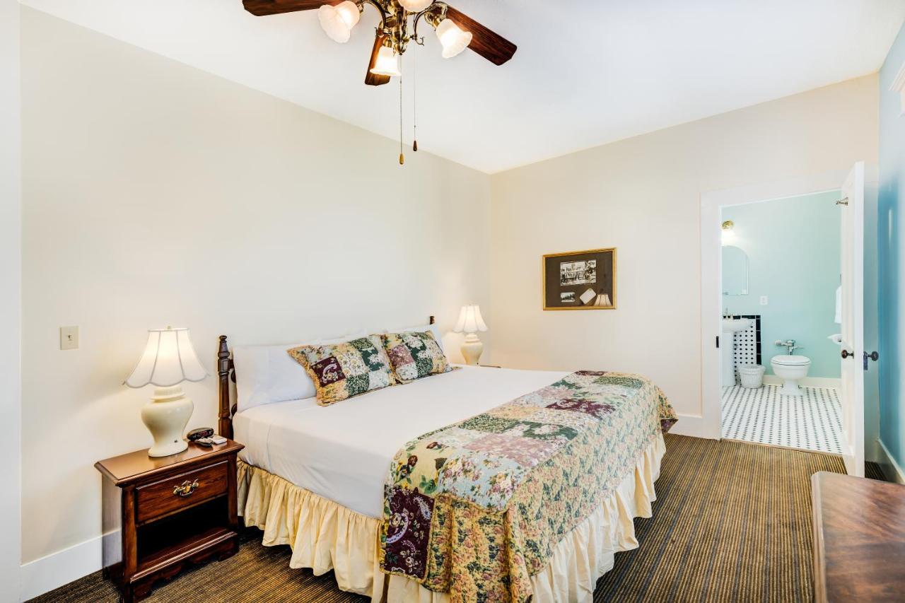 King Room at Lakeside Inn