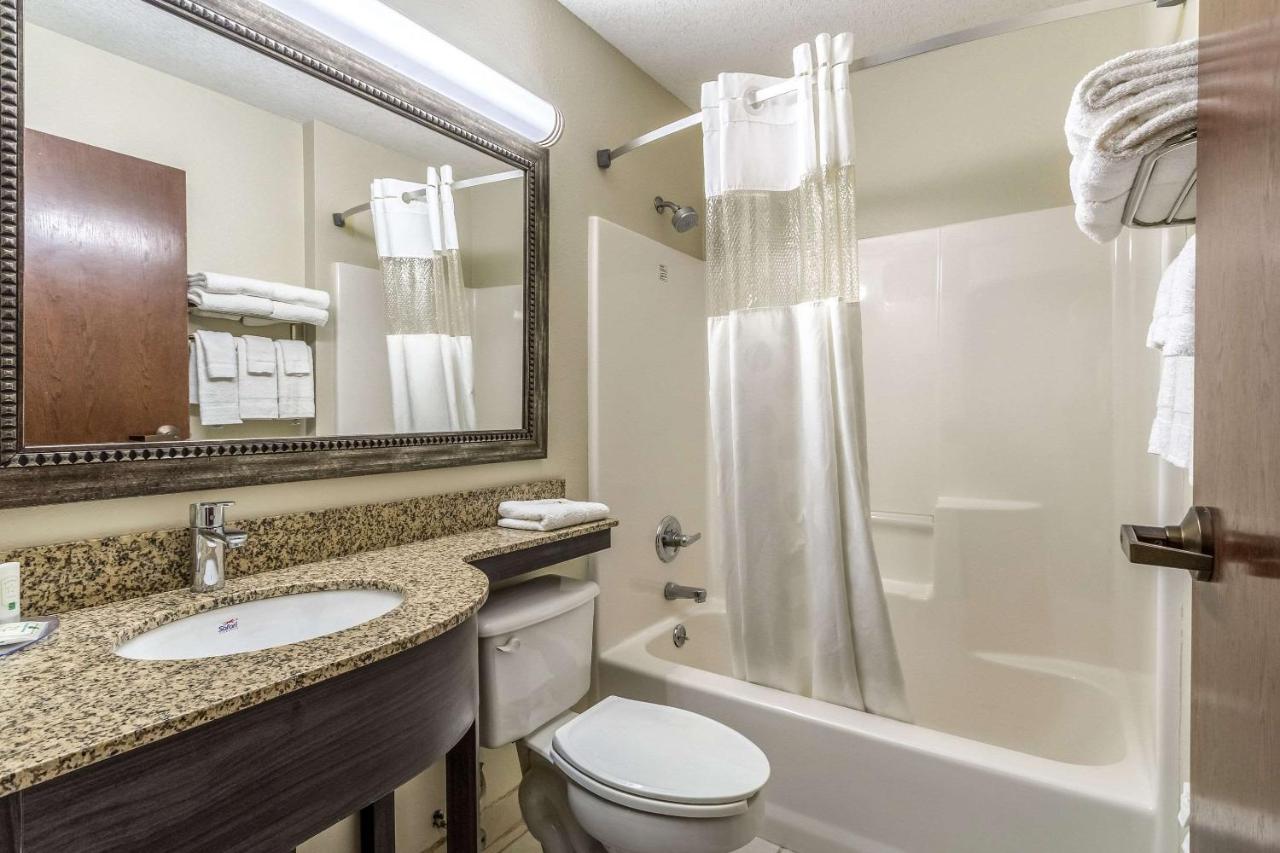 Queen Room with Two Queen Beds at Quality Inn & Suites North Lima - Boardman
