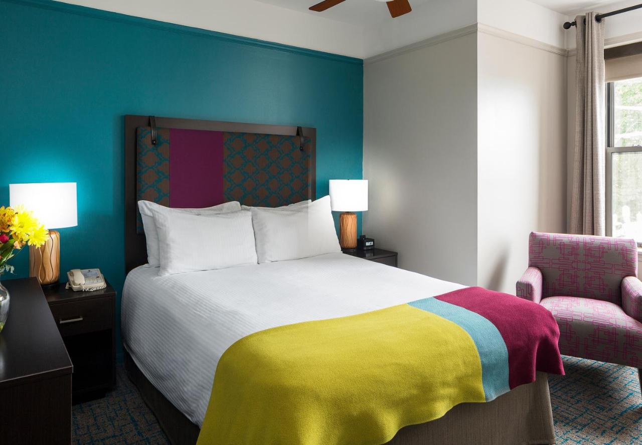 Queen Room at City Suites Hotel