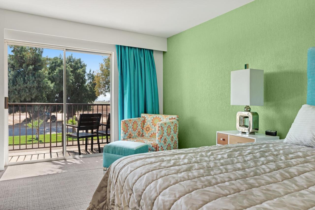 1 King Bed, Valley View, Non-Smoking at Barbara Worth Country Club