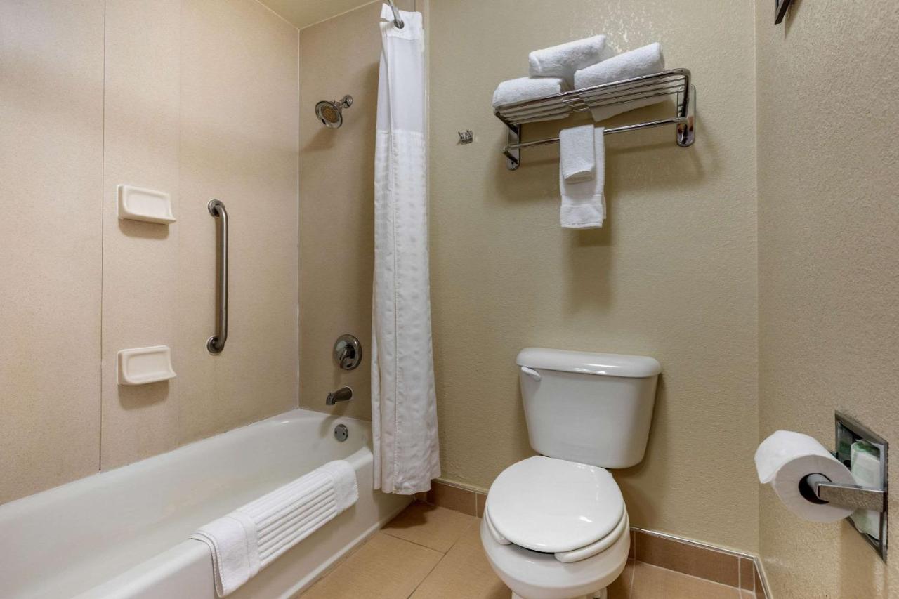 King Suite at Comfort Inn & Suites Kenosha-Pleasant Prairie
