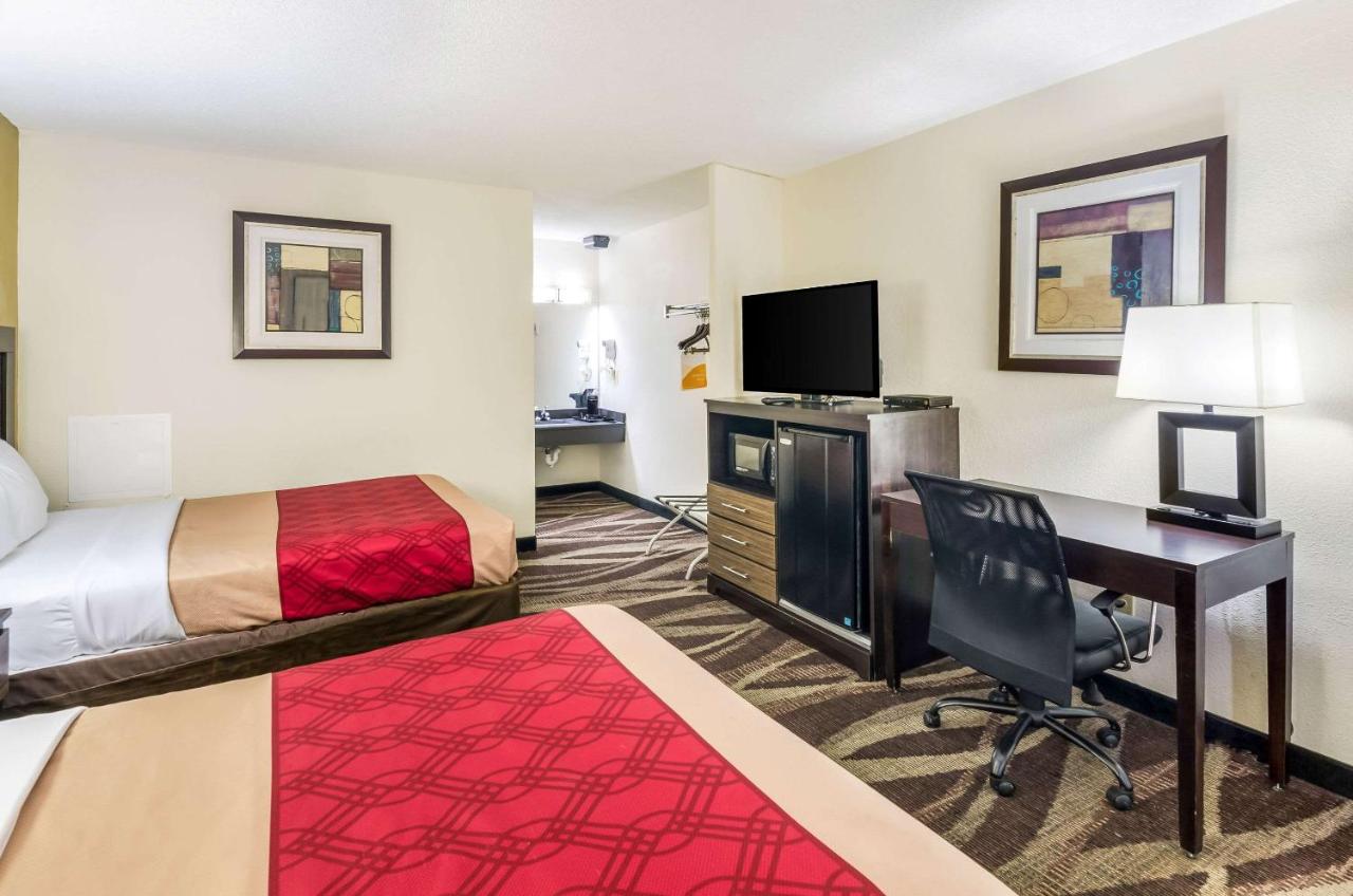 King Room with Hot Tub - Non-Smoking at Econo Lodge Glade Springs I-81