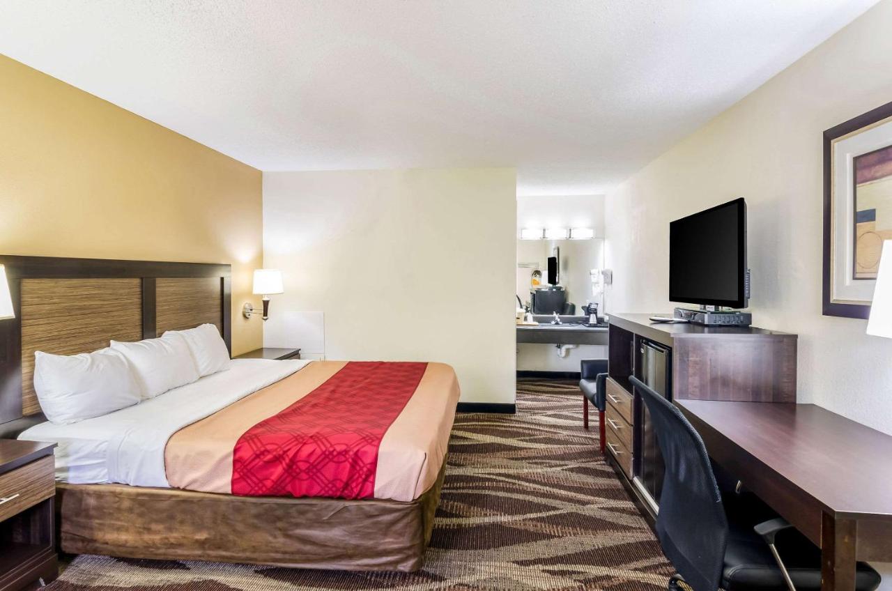 King Room with Hot Tub - Non-Smoking at Econo Lodge Glade Springs I-81