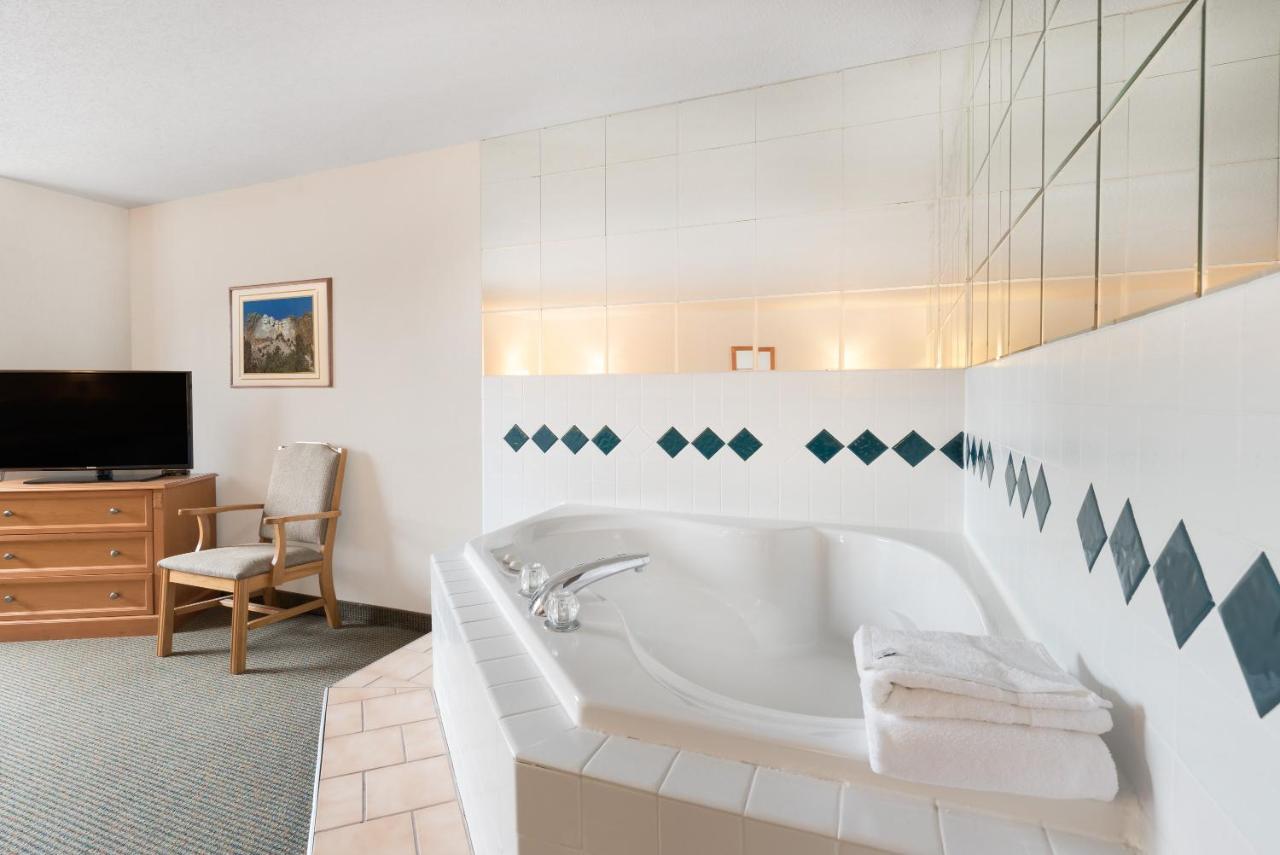 King Suite with Spa Bath at Baymont by Wyndham Hot Springs