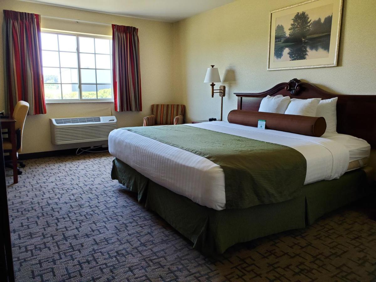  | Boarders Inn & Suites by Cobblestone Hotels - Shawano